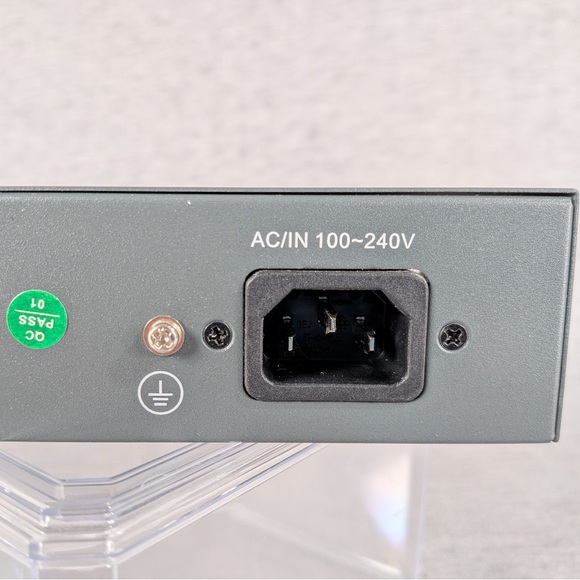 Mokerlink 4-Port 10/100 Mbps PoE + Switch - Picture 8 of 14